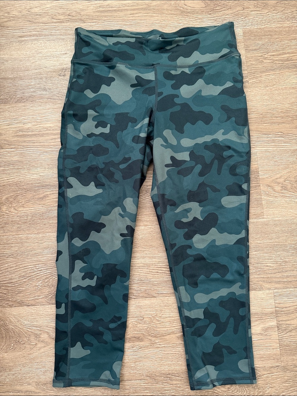 GAP Women’s Green Camo Capri Leggings